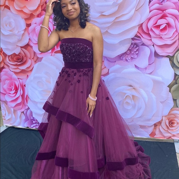 Mac Duggal Strapless Tiered Gown - Picture 4 of 13